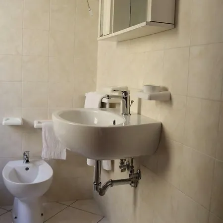 Tirteo In Formula Panzió Le Castella